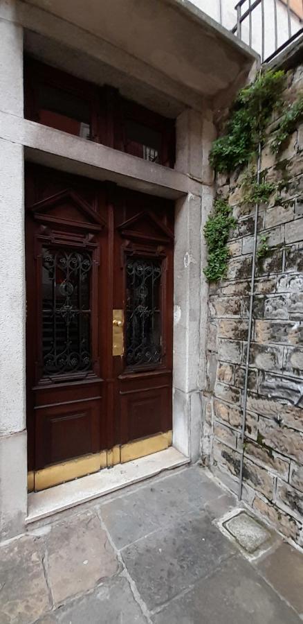 Casa Antica - Historical Apartment In Old City Center Trieste Eksteriør billede